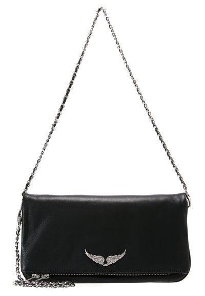 Schwarze Leder-Clutch mit einem silbernen Kettenriemen, vorne mit einem geflügelten Emblem, glatter Oberfläche und Reißverschluss unten.