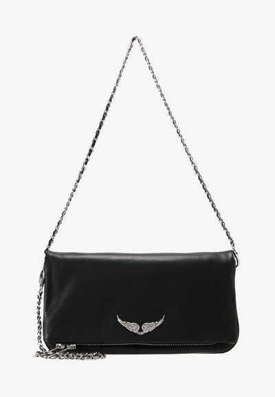Schwarze Leder-Clutch mit einem silbernen Kettenriemen, vorne mit einem geflügelten Emblem, glatter Oberfläche und Reißverschluss unten.