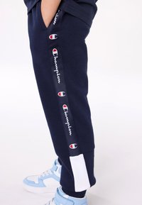 Champion RETRO SPORT PANTS UNISEX - Spodnji deli trenirk - new navy/white