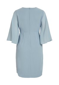 Světle modré šaty ke kolenům s tříčtvrtečními zvonovými rukávy a zipem probíhajícím středem zad.