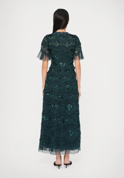 Türkises Abendkleid mit gestuften Spitzen- und Paillettenverzierungen. Verfügt über kurze, durchsichtige Ärmel und ein bodenlanges Design.