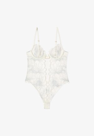 Weißer Spitzen-Body mit Blumenstickerei, gewellten Kanten, verstellbaren Trägern und Bügel-Cups, flach auf weißem Hintergrund dargestellt.