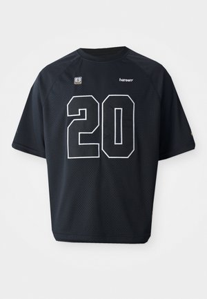 Sort mesh atletisk trøje med et stort hvidt nummer "20" på forsiden. Korte ærmer og rund halsudskæring, med logo detaljer.