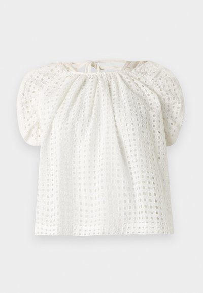 Blouse en tissu œillet blanc avec manches bouffantes, encolure froncée et détail de lien au dos.
