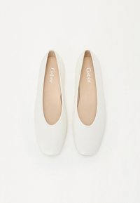 Ballerines plates, en matériau synthétique blanc, avec une forme de orteil arrondie, texture lisse, semelle intérieure beige, logo "Gabor" discret sur la semelle intérieure.