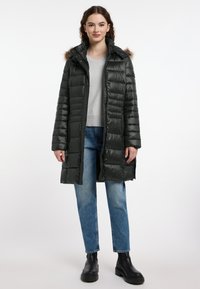 Donkergroene pufferjas met capuchon en nepbont trim, voorzakken en een ritssluiting. Glad, glanzend textuur. Middellange uitvoering.