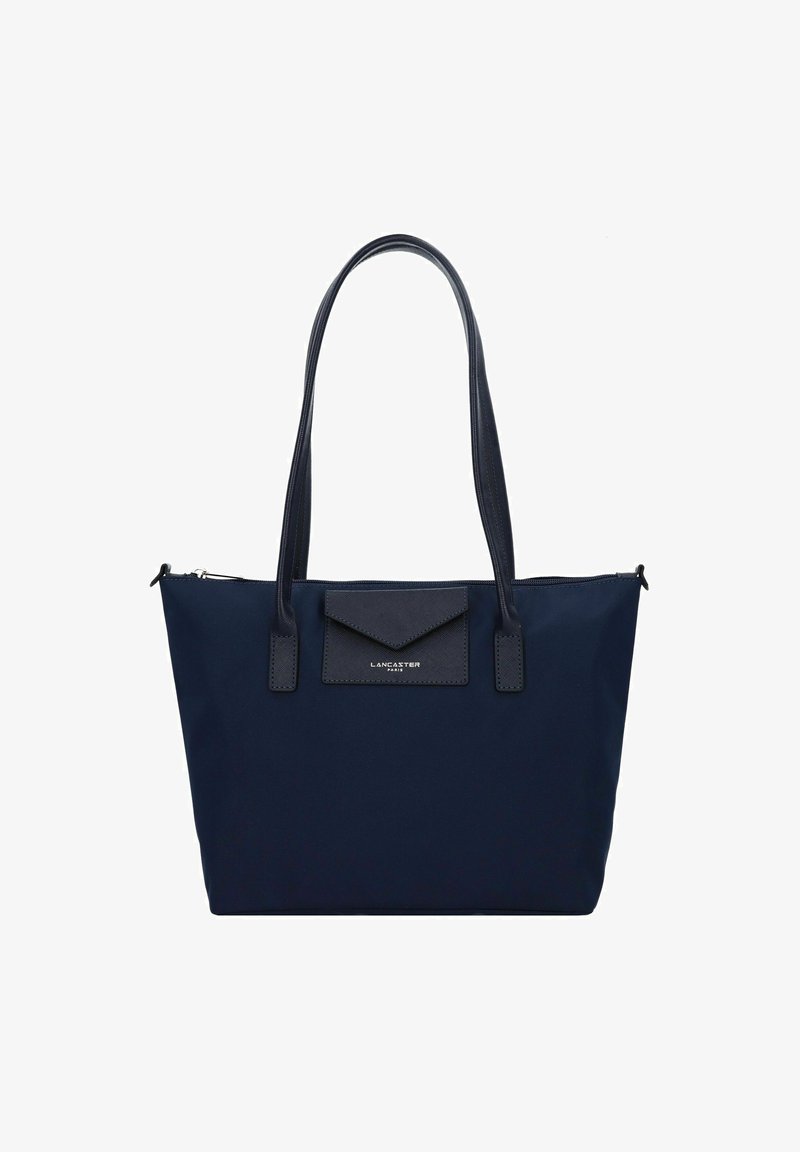Borsa a spalla blu navy realizzata in tessuto resistente con una texture liscia, dotata di manici doppi e chiusura con zip. Risalta un pannello con logo.