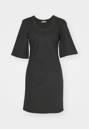 Schwarzes Kleid mit Rundhalsausschnitt und halbarm. Aus Baumwolle, mit gerader Silhouette und seitlichen Taschen. Glatte Textur.