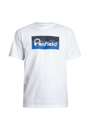 Valge puuvillane t-särk, millel on sinise ja musta värvusega ristkülikukujuline Penfieldi logo ning punase mägipildiga tekstidisain ees.