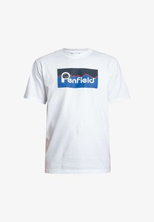 Bela bombažna majica s pravokotnim logotipom Penfield v modri in črni barvi, s rdečim gorskim grafikonom in besedilnim dizajnom na sprednji strani.