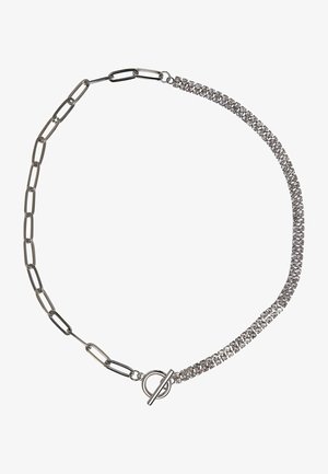 Sudraba ķēde ar pagarinātiem posmiem, rotāta ar rindu mirdzošu rhinestone akmeņu, aizverama ar apaļu poga stiprinājumu.