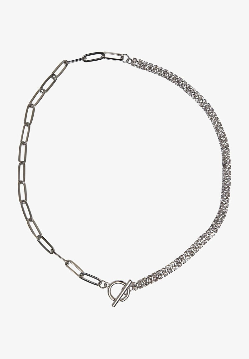 Colier din aliaj de argint cu linkuri elongate, decorat cu un rând de strasuri strălucitoare, prins cu un închizător rotund tip toggle.
