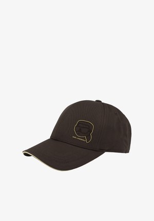 Gorra de béisbol marrón oscuro con visera curva que presenta un logo en contorno dorado de la cara de un hombre con gafas de sol y el texto "KARL LAGERFELD".