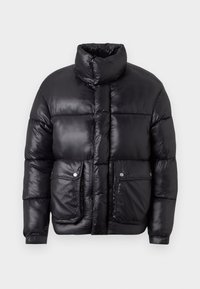 Chaqueta puffer negra con un cuello alto, acabado brillante, dos bolsillos frontales con cierres a presión y una silueta cuadrada.