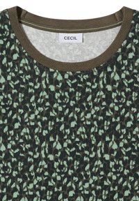T-shirt à col rond avec un motif abstrait léopard vert et noir et une bordure de col unie vert olive.