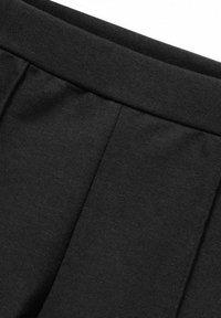 Czarny elastyczny pasek w talii z gładką teksturą i podwójnymi fałdami. Materiał wydaje się miękki i elastyczny, co czyni go odpowiednim do komfortowego noszenia.