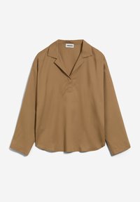 Camicia marrone a maniche lunghe con colletto aperto e placket a V, esposta piatta su uno sfondo bianco.
