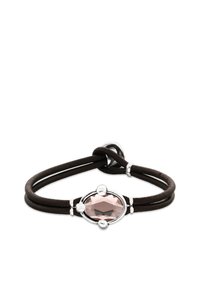 Bracelet en cuir marron avec un fermoir ovale en argent mettant en valeur une pierre rose facettée, accentué par des perles argentées arrondies.