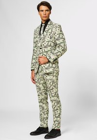 Odijelo od lagane tkanine s uzorkom novčanice u zelenoj i crnoj boji. Slim fit dizajn s reverom. Crna košulja i cipele.