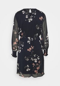 Kukkakuvioinen mekko tummansinisenä, jossa on pitkät läpikuultavat hihat ja vyötäröstä kiristetty malli. Varustettu avonaisella selällä ja röyhelöhihoilla. Kevyt kangas.