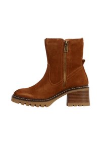 Stivaletto in suede marrone con zip laterale, tomaia testurizzata e tacco spesso con strisce orizzontali, dotato di suola robusta.