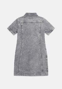 Jeanskleid in hellgrau, mit kurzen Ärmeln, einem Kragen und einem geraden Schnitt. Abgenutzte Textur mit sichtbaren Nähten und Säumen.
