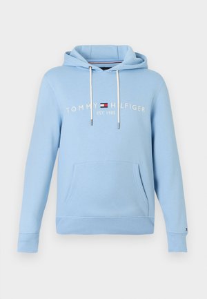 Γαλάζια ζακέτα Tommy Hilfiger με μπροστινή τσέπη, λευκές κορδόνες και λογότυπο "TOMMY HILFIGER EST. 1985" στο στήθος.