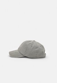 Grijze katoenen baseballpet met een gebogen klep, verstelbare strap aan de achterkant en geborduurde tekst op het voorpaneel.