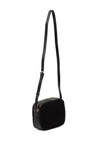 Borsa a tracolla nera con texture in pelliccia sintetica e dettagli in pelle. Forma rettangolare con una cerniera dorata e una tracolla regolabile.