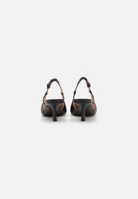 Cizme cu toc slingback din piele neagră, cu vârf rotund, toc mediu subțire și accente cu cataramă aurie. Textură netedă și un design decupat pe laturile acestora.