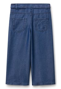 Culottes de denim en azul oscuro con un corte clásico. Presentan una cinturilla, dos bolsillos traseros y detalles de costura. Textura de tela suave.