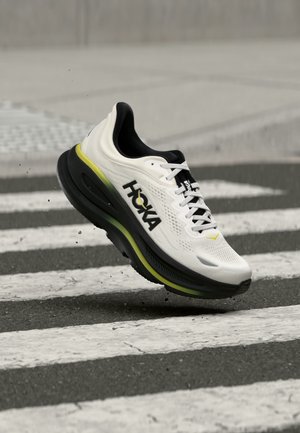 HOKA, BONDI 9 - Обувки за бягане по асфалт - white/citrus