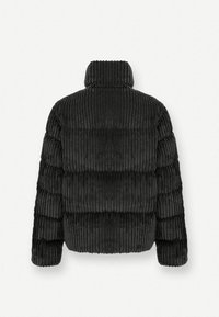 Zwarte corduroy pufferjack met een hoge kraag, voorzien van een gequilte patroon en ribbelstructuur op de stof. Achteraanzicht weergegeven.