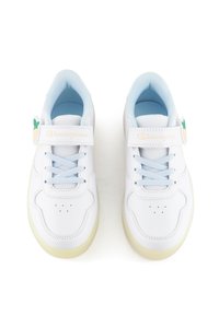 Białe sneakersy z jasnoniebieskimi akcentami, sznurowanym designem i rzepem. Posiadają perforowaną część palcową oraz małą emblemat owocu po boku.