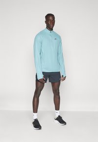 Nike Performance TRAIL MIDLAYER  - Ilgarankovis viršutinės dalies drabužis - denim turqoise/black