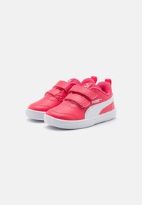 Zapatillas sintéticas rosas con acentos blancos, que presentan doble correa de Velcro y puntera redonda. Suela ligera, parte superior texturizada y lengüeta.