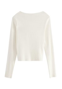 Hvid, ribstrikket cropped top med lange ærmer, bred halsudskæring og tætsiddende ærmer, der har en blød tekstur og et rent, enkelt design.