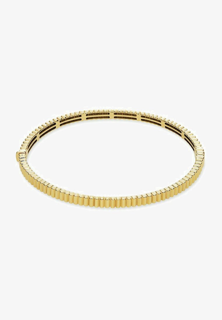 Goldene Armreif mit abgerundetem, segmentiertem Design. Verfügt über eine glatte Oberfläche und abwechselnd erhöhte Bereiche, die ein strukturiertes Muster erzeugen.
