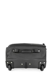 Bolsa de viaje negra con ruedas, fabricada con tejido duradero, que cuenta con un asa superior, cierre de cremallera y base reforzada con detalles metálicos.