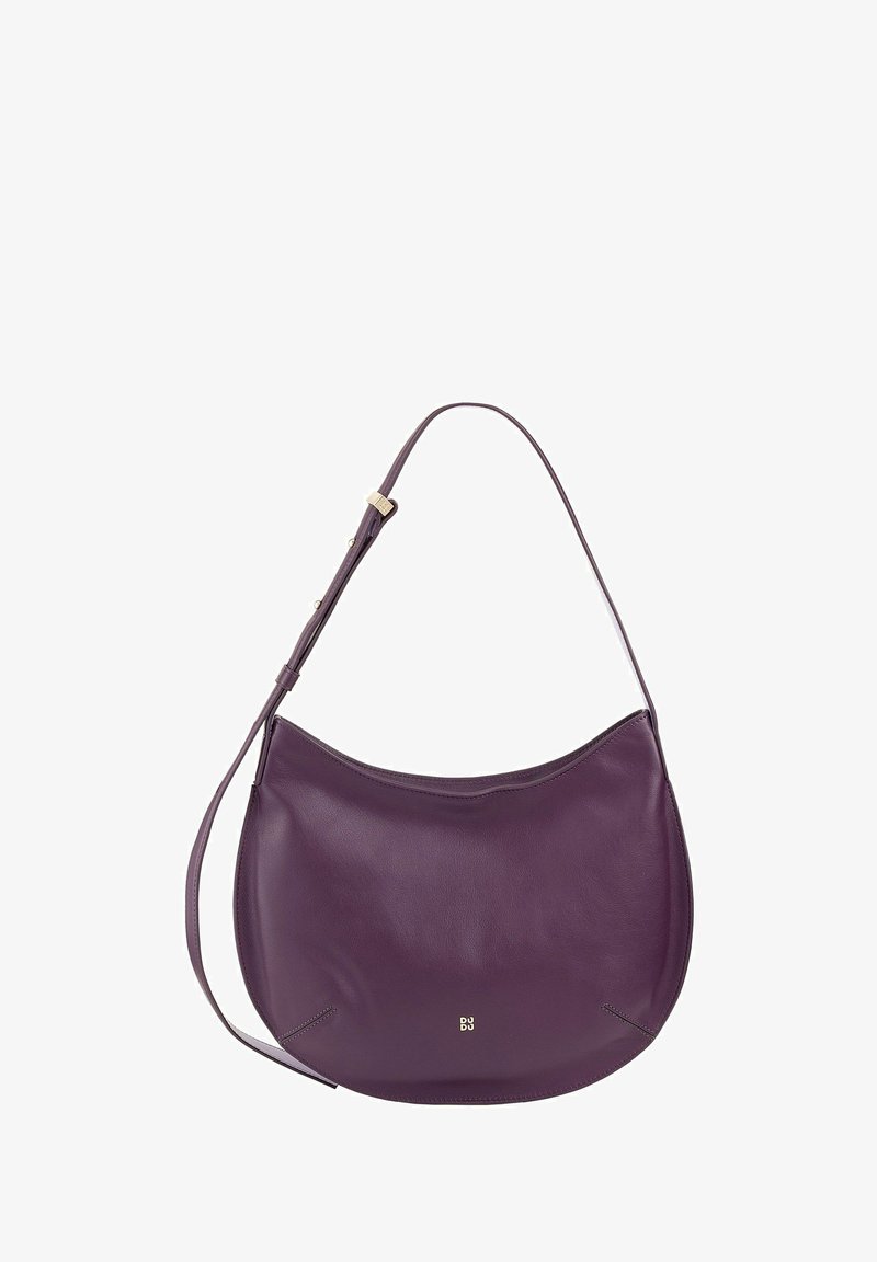 Borsa a spalla in pelle viola con una forma curva, dotata di una sottile tracolla regolabile e di dettagli in oro opaco. Texture liscia.
