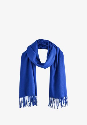 Blauer Wollschal mit fransigen Enden, locker in der Mitte geschlungen, isoliert vor weißem Hintergrund.