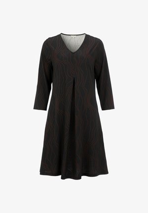 Musta mekko, jossa on V-pääntie, kolmanneksen pituiset hihat ja laskostuva siluetti. Pintaa koristavat punaiset aaltoilevat kuviot lisäyksinä.