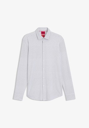 Wit overhemd met lange mouwen en knopen, bedrukt met een klein zwart tekstpatroon en een rood HUGO-logolabel aan de binnenkant van de kraag.