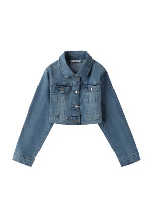 Chaqueta de denim recortada en azul claro con cuello clásico, mangas largas, dos bolsillos en el pecho y cierres de botón metálico.