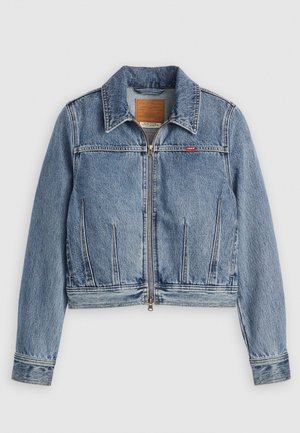 Vaaleansininen farkkutakki, jossa on vetoketjukiinnitys, terävä kaulus ja sivutaskut. Takissa on oranssit saumat ja rinnassa oleva logotarra.