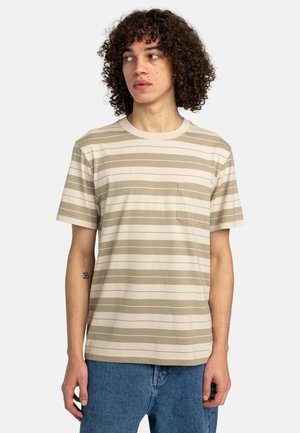 Beige gestreiftes T-Shirt mit kurzen Ärmeln, Rundhalsausschnitt und einer Brusttasche. Etwas lockere Passform, aus weichem Baumwollmaterial gefertigt.