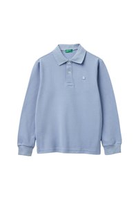 Světle modrá polo košile s dlouhým rukávem vyrobená z texturovaného materiálu. Obsahuje límec, zapínání na tři knoflíky a malou vyšitou nášivku na hrudi.