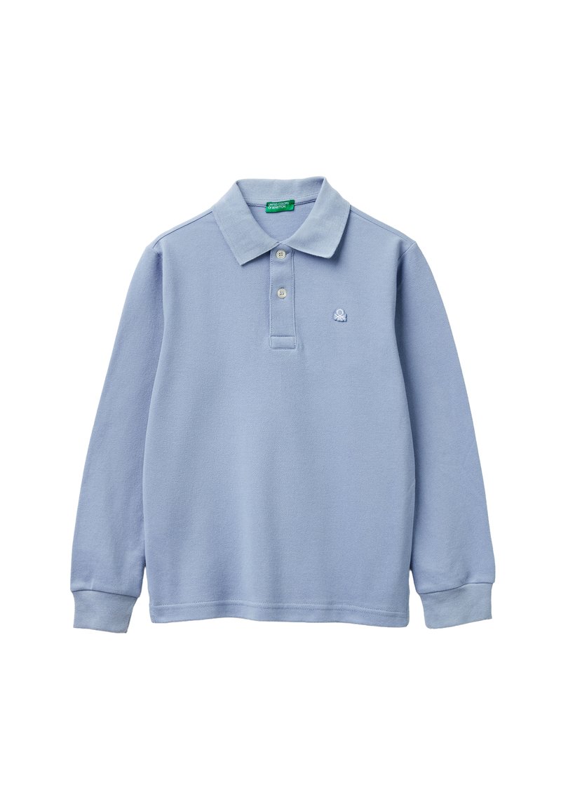 Světle modrá polo košile s dlouhým rukávem vyrobená z texturovaného materiálu. Obsahuje límec, zapínání na tři knoflíky a malou vyšitou nášivku na hrudi.
