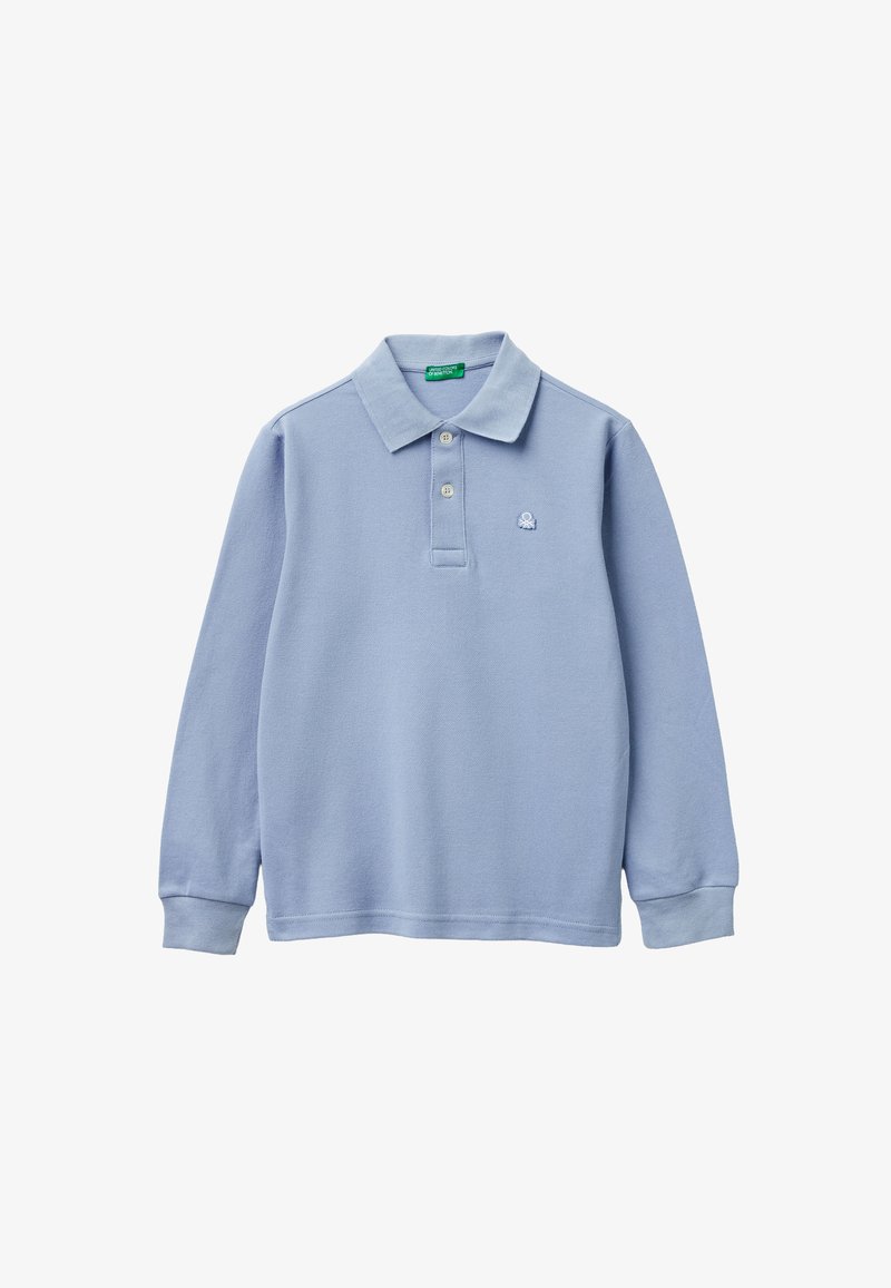 Světle modrá polo košile s dlouhým rukávem vyrobená z texturovaného materiálu. Obsahuje límec, zapínání na tři knoflíky a malou vyšitou nášivku na hrudi.