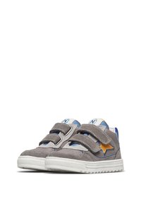 Sneaker in suede grigio con due cinturini in velcro, accenti blu e un dettaglio a stella gialla. Presenta una suola in gomma bianca e una parte superiore testurizzata.